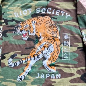 Riot Society Tiger T-Shirt Camo long sleeve size medium.EUC
